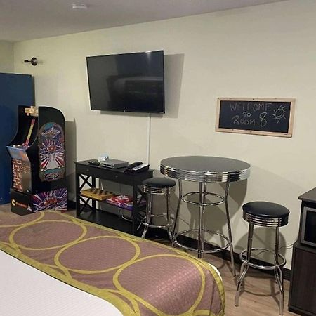 Super 8 By Wyndham Saskatoon Near Saskatoon Airport Hotel Bagian luar foto