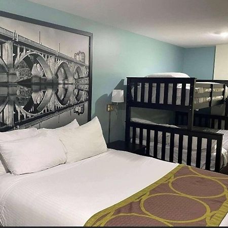 Super 8 By Wyndham Saskatoon Near Saskatoon Airport Hotel Bagian luar foto