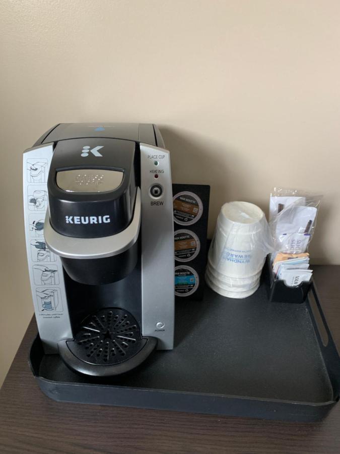 Super 8 By Wyndham Saskatoon Near Saskatoon Airport Hotel Bagian luar foto