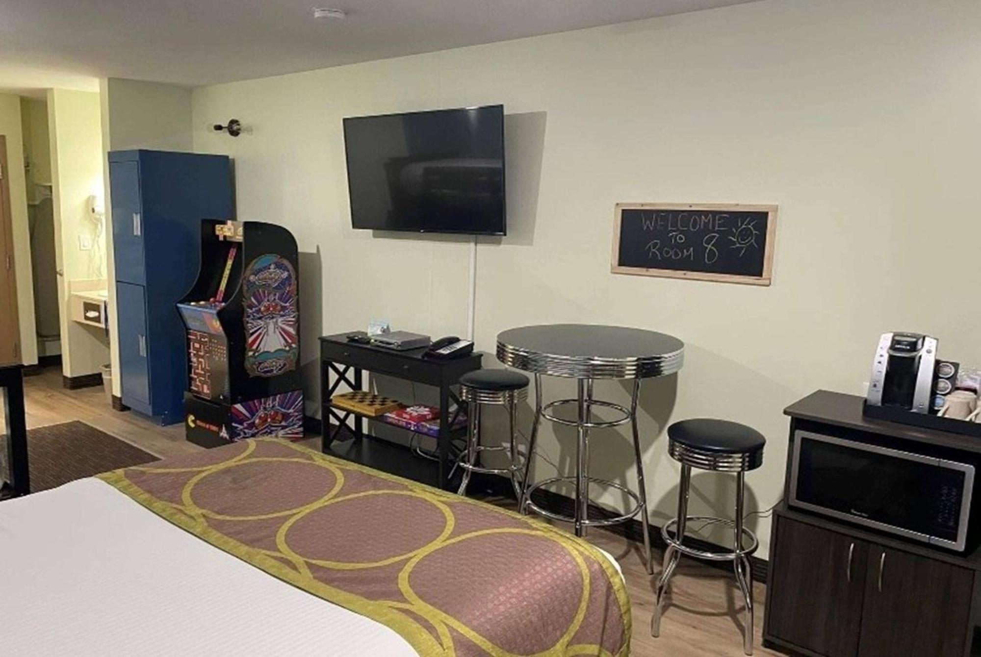Super 8 By Wyndham Saskatoon Near Saskatoon Airport Hotel Bagian luar foto
