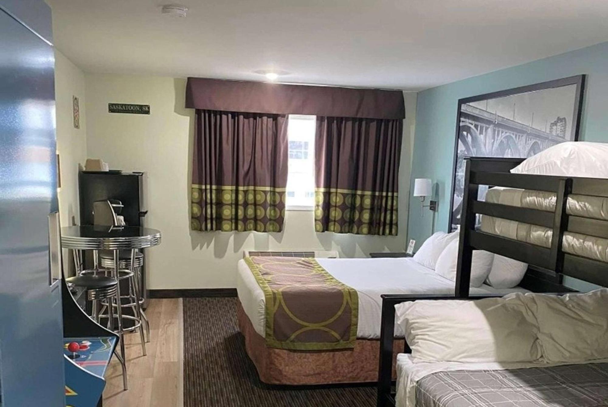 Super 8 By Wyndham Saskatoon Near Saskatoon Airport Hotel Bagian luar foto