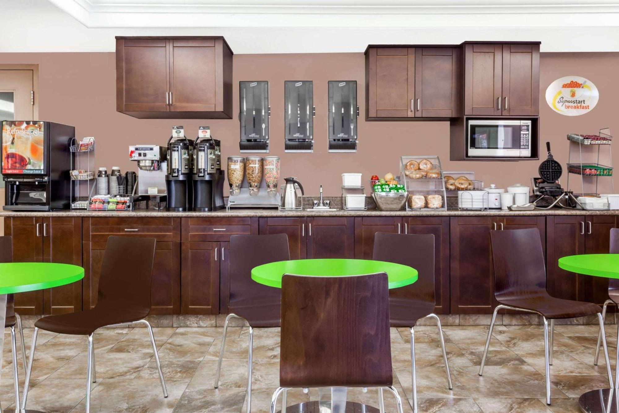 Super 8 By Wyndham Saskatoon Near Saskatoon Airport Hotel Bagian luar foto