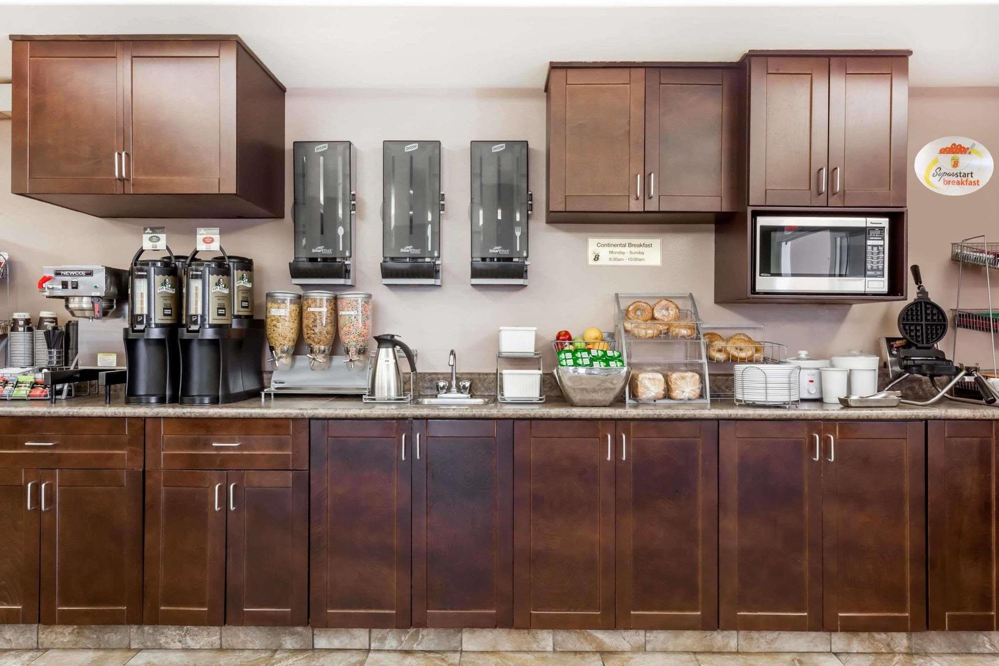 Super 8 By Wyndham Saskatoon Near Saskatoon Airport Hotel Bagian luar foto